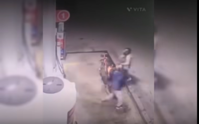 ¡ROCIÓ GASOLINA A LOS LADRONES Y FRUSTRÓ EL ROBO EN UNA ESTACIÓN DE SERVICIO!